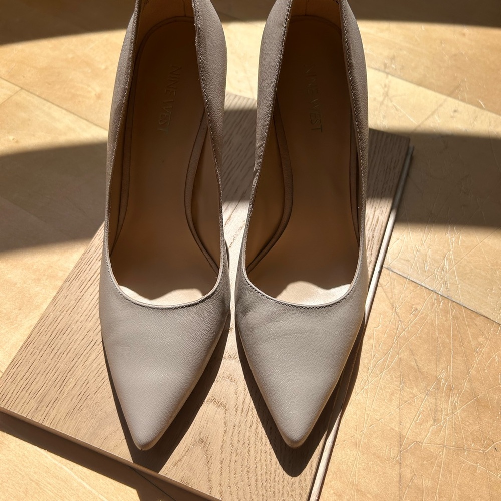 Size 8 Nine West Nude Heels Pointed Toe
